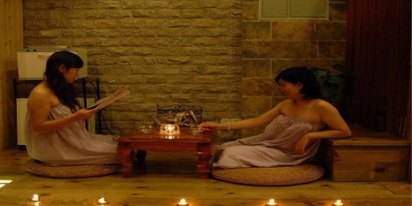 ���ڱ����������Ƶ��һ��Ů������spa����