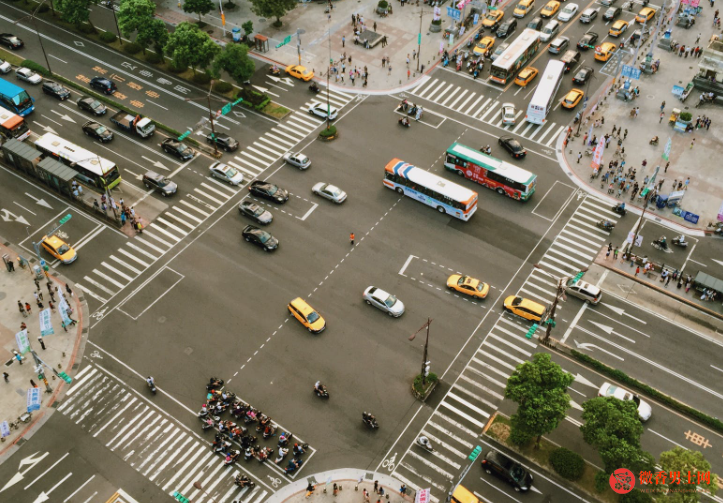 ����˽�˰�Ħ�����ķ�չǰ����Σ�